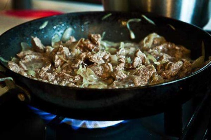 Carne de vită Stroganoff - o rețetă pentru gătitul modern la domiciliu cu o fotografie