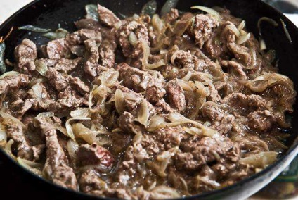 Carne de vită Stroganoff - o rețetă pentru gătitul modern la domiciliu cu o fotografie