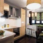 A ragyogó konyha kialakítása egy öt szintes lakás egy gázzal oszlop és anélkül,