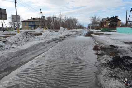 Pentru a nu încălzi casele în kushmurun, trebuie să coborâți apa pe panta, stabilind direcția