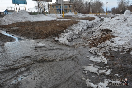 Pentru a nu încălzi casele în kushmurun, trebuie să coborâți apa pe panta, stabilind direcția