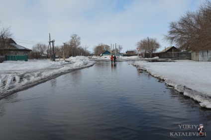 Pentru a nu încălzi casele în kushmurun, trebuie să coborâți apa pe panta, stabilind direcția