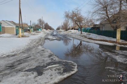 Pentru a nu încălzi casele în kushmurun, trebuie să coborâți apa pe panta, stabilind direcția