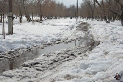 Pentru a nu încălzi casele în kushmurun, trebuie să coborâți apa pe panta, stabilind direcția