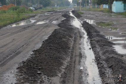 Pentru a nu încălzi casele în kushmurun, trebuie să coborâți apa pe panta, stabilind direcția