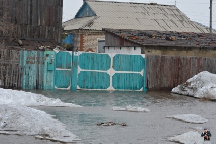 Pentru a nu încălzi casele în kushmurun, trebuie să coborâți apa pe panta, stabilind direcția