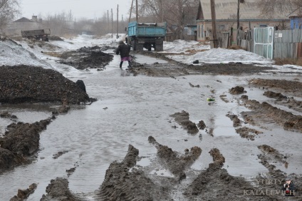 Pentru a nu încălzi casele în kushmurun, trebuie să coborâți apa pe panta, stabilind direcția