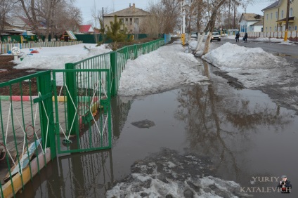 Pentru a nu încălzi casele în kushmurun, trebuie să coborâți apa pe panta, stabilind direcția