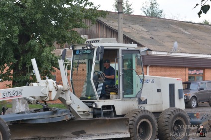 Pentru a nu încălzi casele în kushmurun, trebuie să coborâți apa pe panta, stabilind direcția