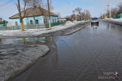 Pentru a nu încălzi casele în kushmurun, trebuie să coborâți apa pe panta, stabilind direcția