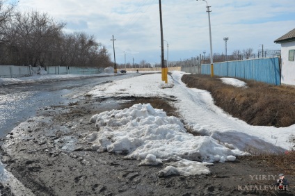 Pentru a nu încălzi casele în kushmurun, trebuie să coborâți apa pe panta, stabilind direcția