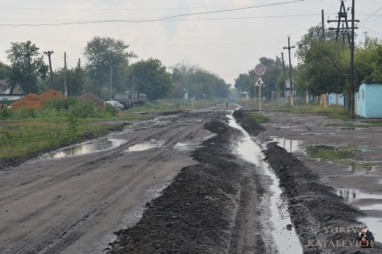 Pentru a nu încălzi casele în kushmurun, trebuie să coborâți apa pe panta, stabilind direcția