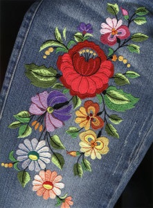 Jeans cu sfaturi de broderie și exemple de decor original