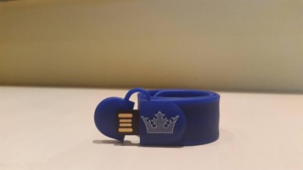 USB flash meghajtó karkötő (22 fotó) usb oldali modell logóval, fehér és más színű pofon