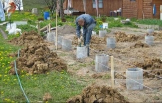 Fundația este realizată din țevi de azbociment cu propriile mâini!