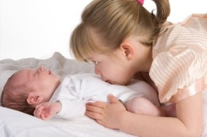 Cum să depășești gelozia unui copil mai în vârstă unui nou-născut - sfatul părinților