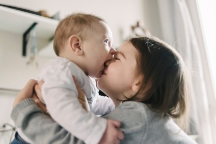 Cum să depășești gelozia unui copil mai în vârstă unui nou-născut - sfatul părinților