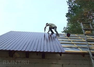 Cum să înlocuiți singur acoperișul ardezie cu carton ondulat
