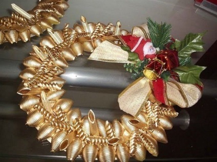 Cum să faci o coroană de Crăciun cu mâinile o clasă de master turnat din ramuri de brad și conuri