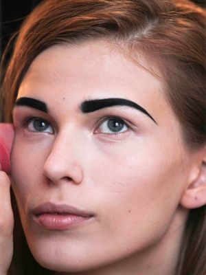 Cum mi-am facut cosmetologia grupului de tatuaje pentru sprâncene, chirurgia plastica