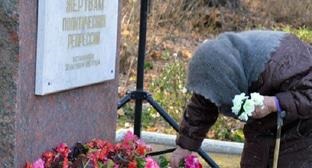Kaukázusi Knot, a Karachaevo-Circassia cserkesz ifjúsági feleleveníti a nemzeti tánc (állami szervezet Adyghe) Kaukázusi Knot, a Karachaevo-Circassia cserkesz ifjúsági elevenedik nemzeti tánc