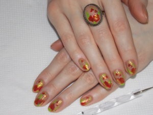 Poppies pe unghii și un inel de tonic de manichiură de design de unghii și accesorii de autor gel-lac