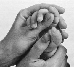 Masajul mâinii și perii copiilor mici