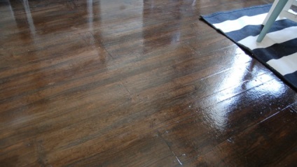 Különlegesen szép padló készült barna csomagolópapír