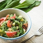 Salată caldă scăzută de pui, castraveți și verdețuri