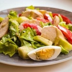 Alacsony kalóriatartalmú csirkesaláta, uborka és zöldek