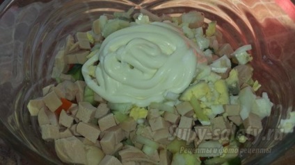 Salată de Anul Nou cu cârnați, mazăre și castraveți