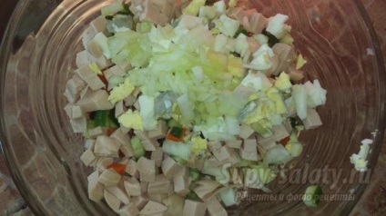 Salată de Anul Nou cu cârnați, mazăre și castraveți