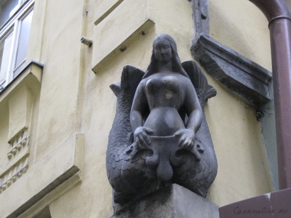 Imaginea unei sirene într-o sculptură urbană - târg de stăpâni - manual, manual