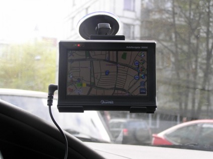 Privire de ansamblu a gps-navigatorului jj-connect autonavigator 3000 harta largă a patriei pe un ecran lat