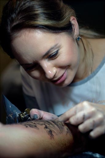 Prezentare generală a salonului de tatuaj grafika, tattoografika