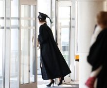Óvatosan, egyetemek zárja () Óvatosan, egyetemek zárva