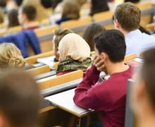 Óvatosan, egyetemek zárja () Óvatosan, egyetemek zárva