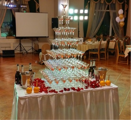 Piramida din pahare de șampanie pentru o nuntă - prețul pentru un deal din pahare de șampanie