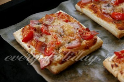 Pizza pe o patiserie în cuptor, rețetă cu o fotografie