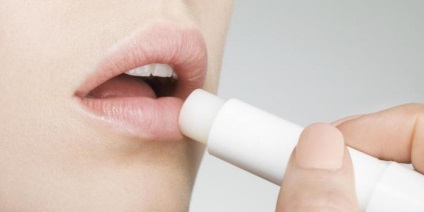 De ce ar trebui să încetați utilizarea balsamului pentru buze