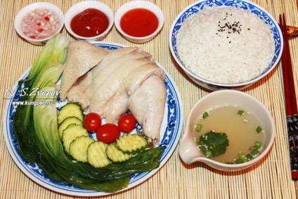 Orez de orez cu pui in Hainanese cu o poza (bucataria chineza)
