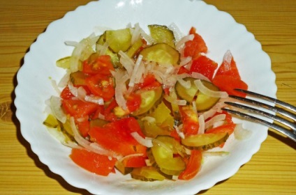 Salata de reteta cu castraveti slabi si rosii timp de 5 minute pas cu pas cu fotografii