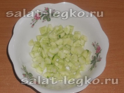 Salata de pui si castraveti cu verdeata