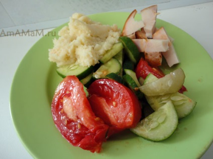 Salată de roșii proaspete și castraveți ușor sărate