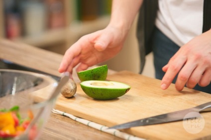 Saláta ropogós zsemlemorzsával paradicsommal és avokádó ( „Pro100 konyha” június 3), receptek,