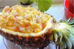 Crab de bere cu salata de ananas