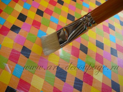 A szöveti decoupage - ragasztás nagy fragmenst egy szövet egy nagy felületen (decoupage) A szöveti decoupage - ragasztás egy nagy darab papír szalvéták nagyobb felületen
