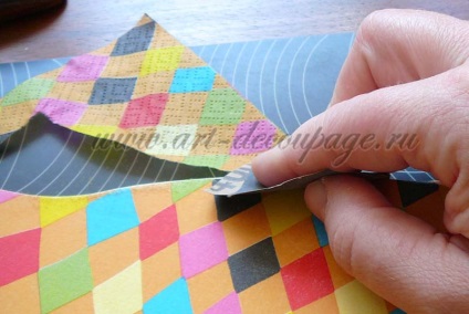 A szöveti decoupage - ragasztás nagy fragmenst egy szövet egy nagy felületre (papír) A szöveti decoupage - ragasztás egy nagy darab papír szalvéták nagyobb felületen