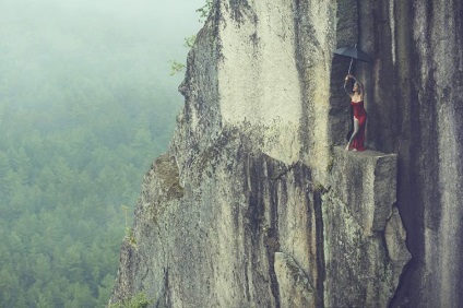 Cele mai extreme fotografii de nunta cu nou-născuții care stau pe marginea abisului de 100 de metri,