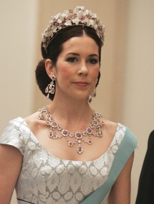 A legszebb királyi tiara modernitás, a Marie Claire (Emerald Tiara Queen) A legszebb királyi tiara modernitás, a Marie Claire